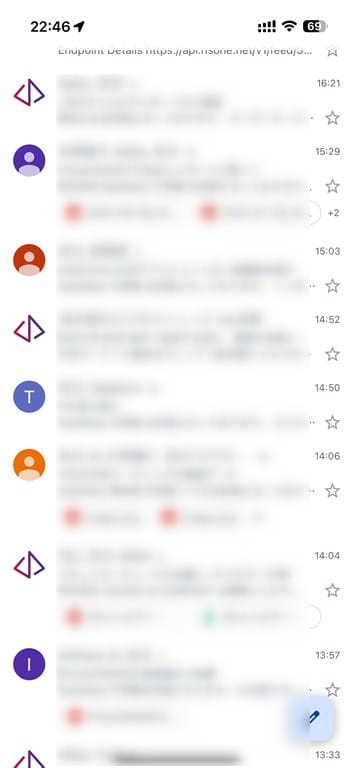 Gmail受信トレイで送信者名の左側に認証済みロゴが表示されている例